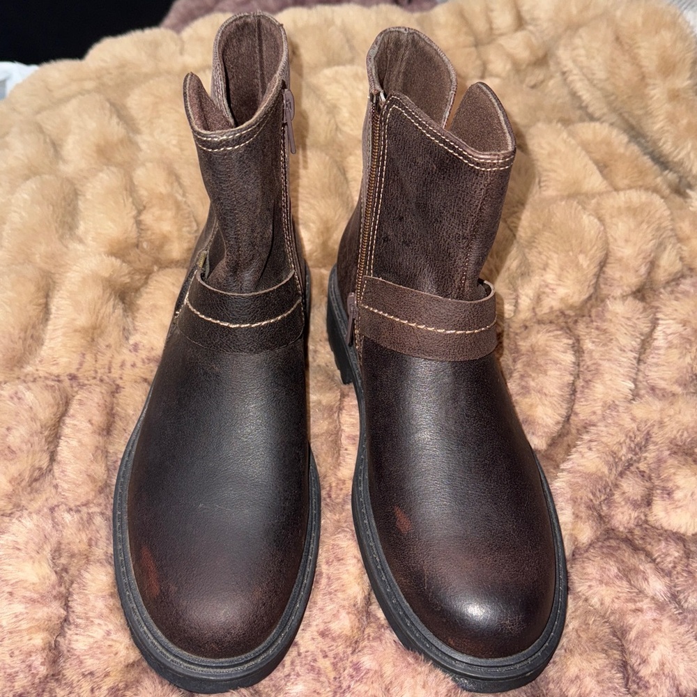 Women’s Clarks Brown Ankle Boots, sz 7, rubber soles, zipper closure - Picture 7 of 9